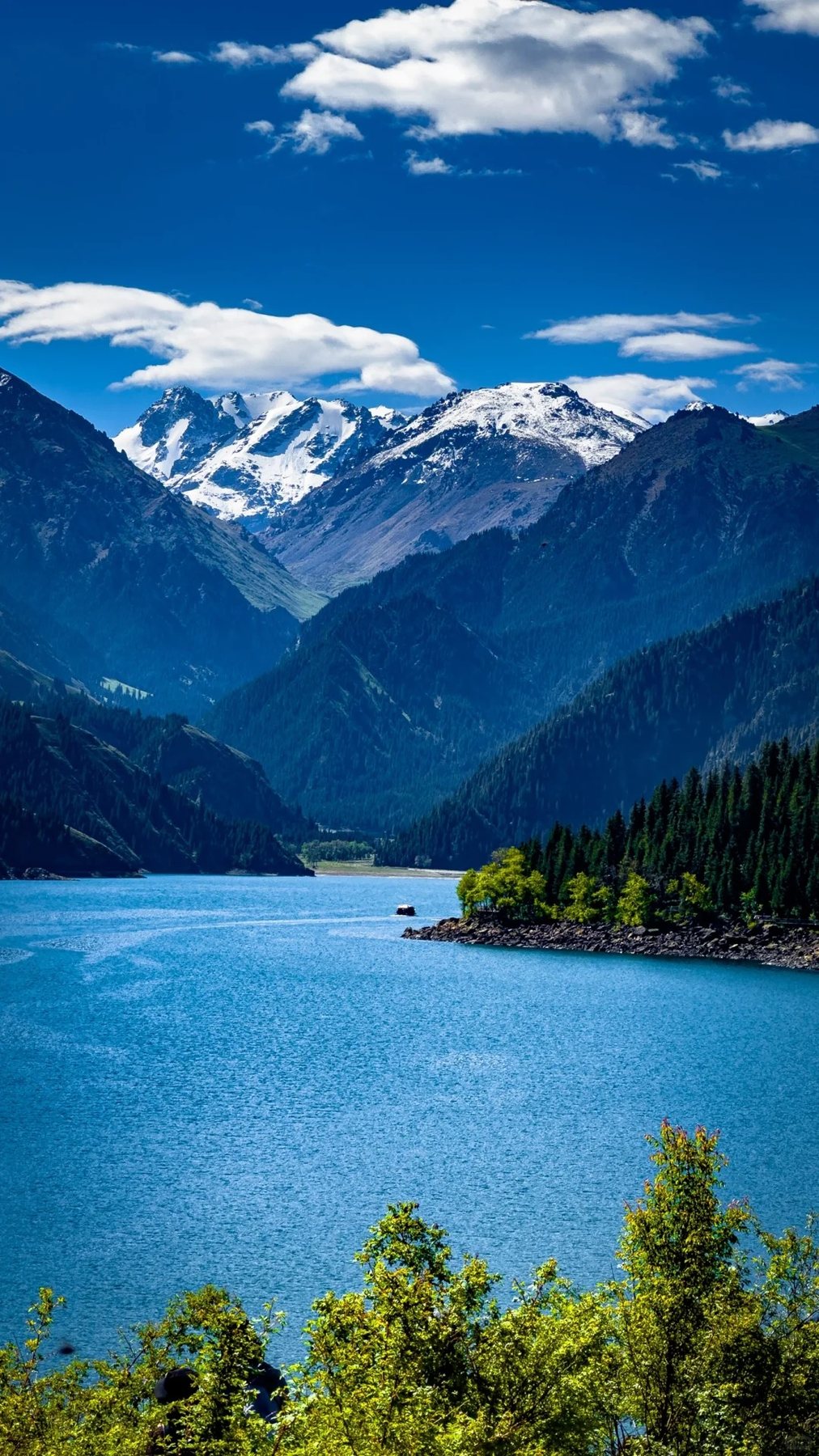 天山天池定海神针风景