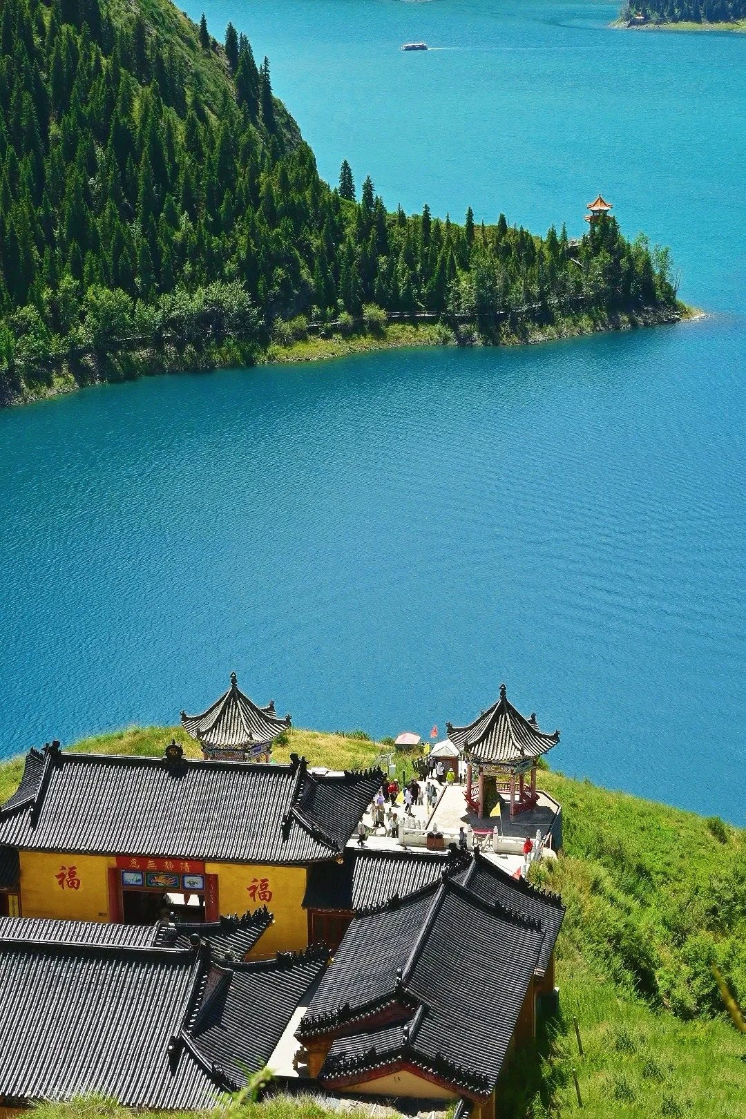 天山天池天池湖面风景